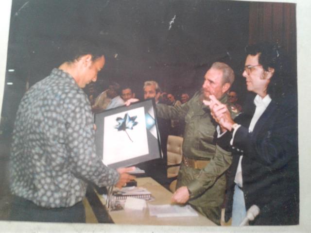 El Comandante en Jefe Fidel Castro Ruz y el entonces Ministro de Cultura Abel Prieto entregan Diploma a Alberto Luberta /Foto: Cortesía de Caridad Martínez