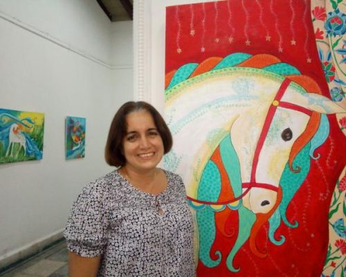 Gloria ofrece color y vida desde la pintura