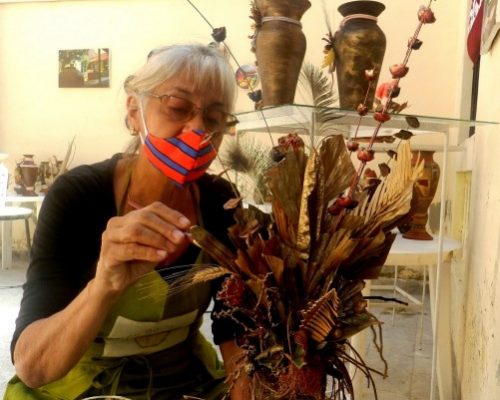 Addis Isabel Aguilar: la artesana cubana que le da vida a lo muerto