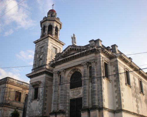 Una pelea cubana entre curas
