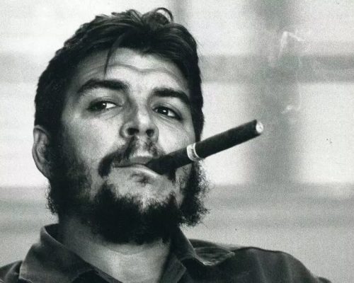 Hacia Cuba escultura del Che donada por artistas italianos