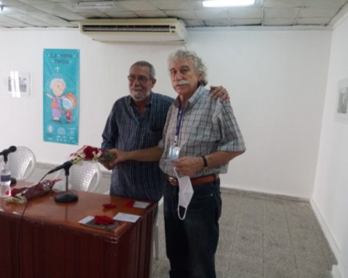 Reciben escritores holguineros el sello 60 aniversario de la UNEAC
