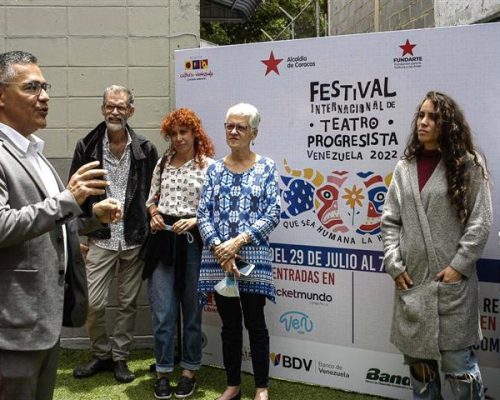 Venezuela recibe a delegación de Cuba a festival de teatro