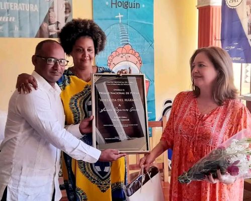 Yunier Riquenes recibe el Premio de Poesía Adelaida del Mármol 2022
