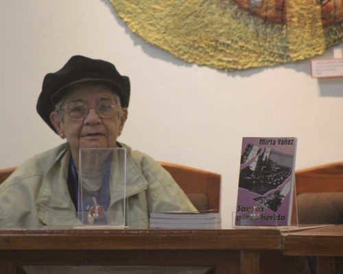 Presenta Mirta Yáñez reedición de una de sus novelas