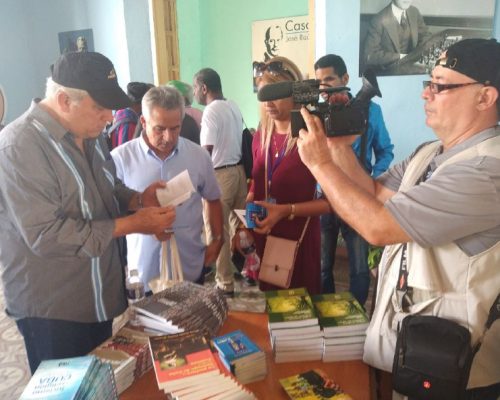 Recorre ministro de Cultura Feria del Libro en Santiago de Cuba