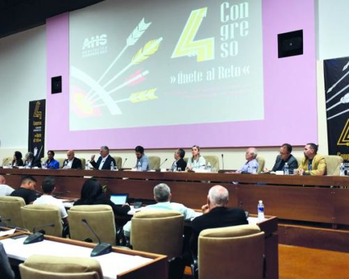 Díaz-Canel a los jóvenes creadores: No perdamos la confianza en nuestra identidad por duros que sean los tiempos