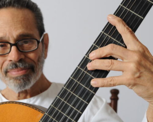 De plácemes Leo Brouwer, abrazado a Cuba y a su guitarra
