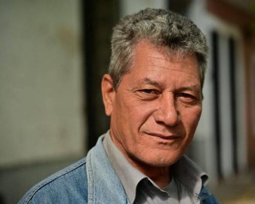 Un hombre que escribe lo que lleva por dentro