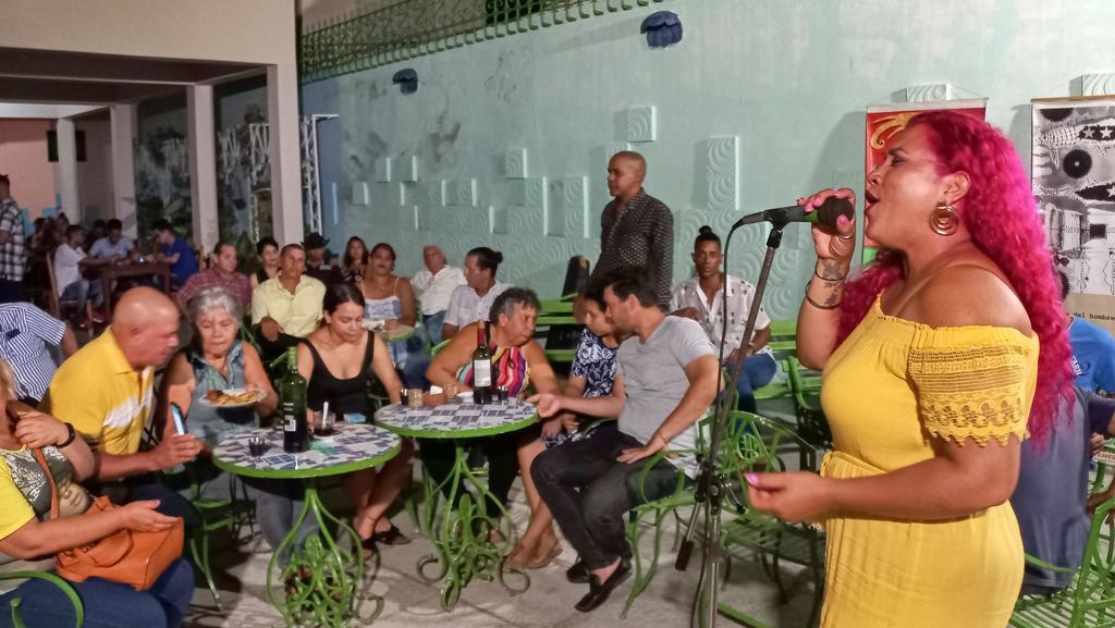 La peña Trova sin Traba de Las Tunas, cyuo anfitrión es el músico Oberto Calderón, es un espacio que ha logrado despertar la afluencia del público a partir de seductoras iniciativas.