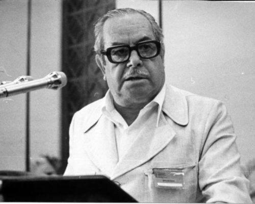 Galich, como si empuñara un arma