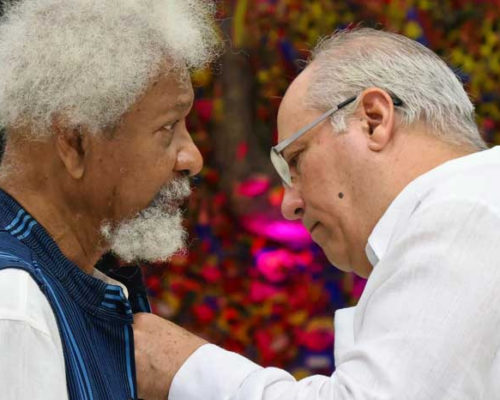 Recibe escritor Wole Soyinka medalla Haydee Santamaría