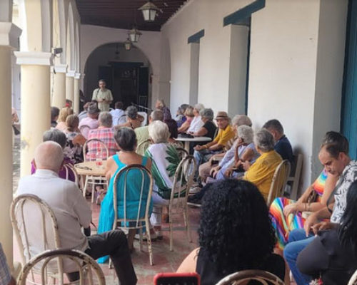 Celebra aniversario XX el Café Literario de la UNEAC