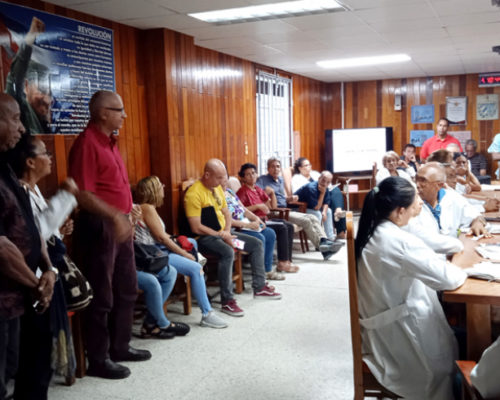 Delegados santiagueros al X Congreso de la Uneac visitan centros de Salud