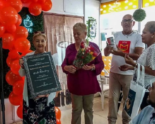 Otorgan en Holguín Premio Nacional de Poesía Adelaida del Mármol