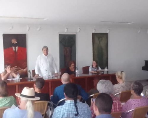 Escritores y Artistas dialogan sobre información y comunicación