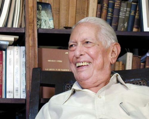 Cintio Vitier, sostenido por su obra